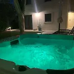 House Noe- With Hot Tub *