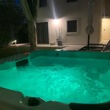House Noe- With Hot Tub *