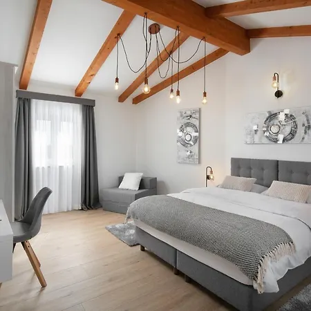 House Noe- With Hot Tub *