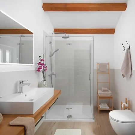 House Noe- With Hot Tub