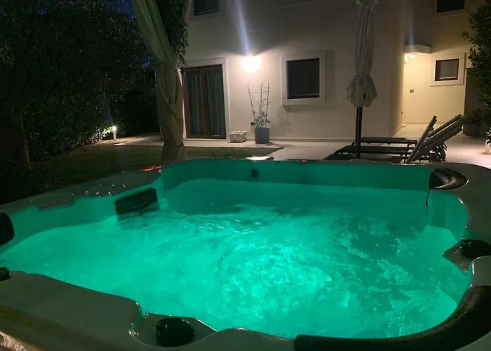 House Noe- With Hot Tub *