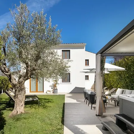 House Noe- With Hot Tub فيلة بالي