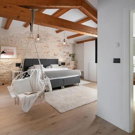 House Noe- With Hot Tub *