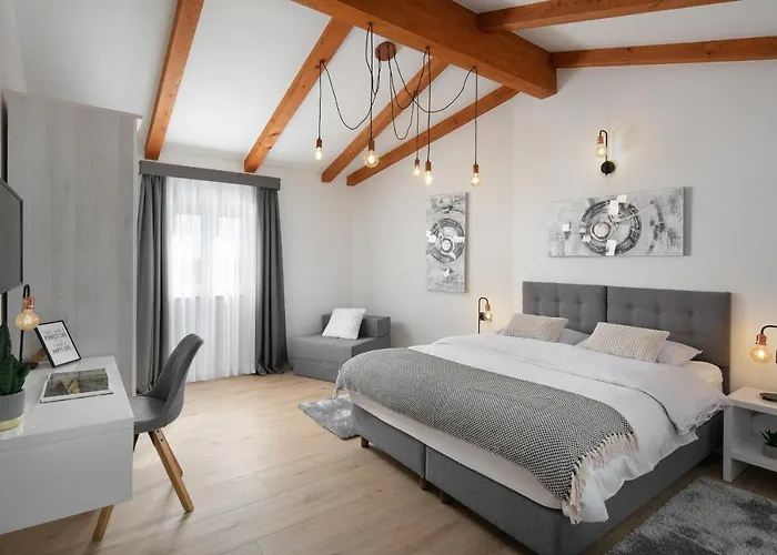 House Noe- With Hot Tub *