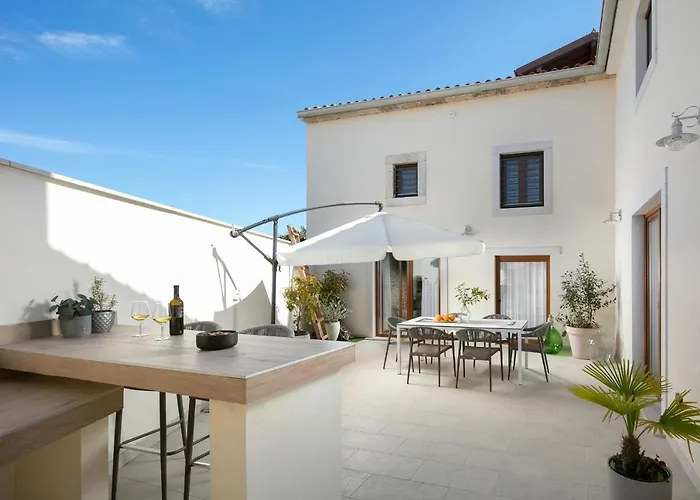 House Noe- With Hot Tub 빌라 발