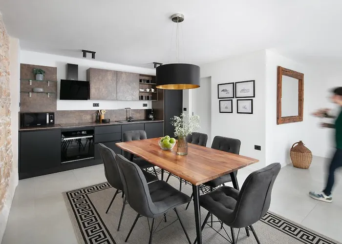 House Noe- With Hot Tub *