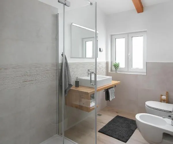 House Noe- With Hot Tub *