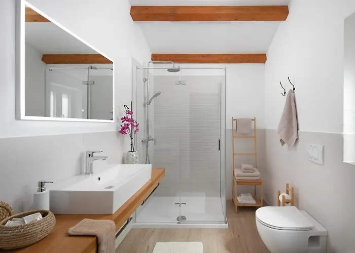 House Noe- With Hot Tub